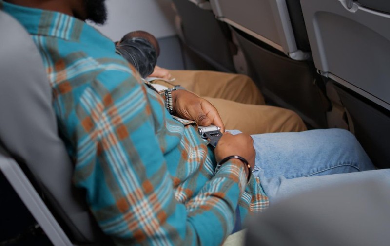 Un cuplu a fost forțat să stea în avion lângă o femeie care a murit în timpul unui zbor de 14 ore, de la Melbourne la Doha