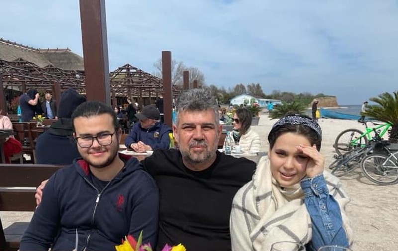 Fiul lui Marcel Ciolacu s-a cununat civil, sâmbătă. Printre invitați, miniștri și membri importanți din PSD