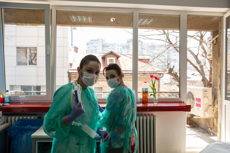 Două dintre asistentele care recoltează sânge de la donatori