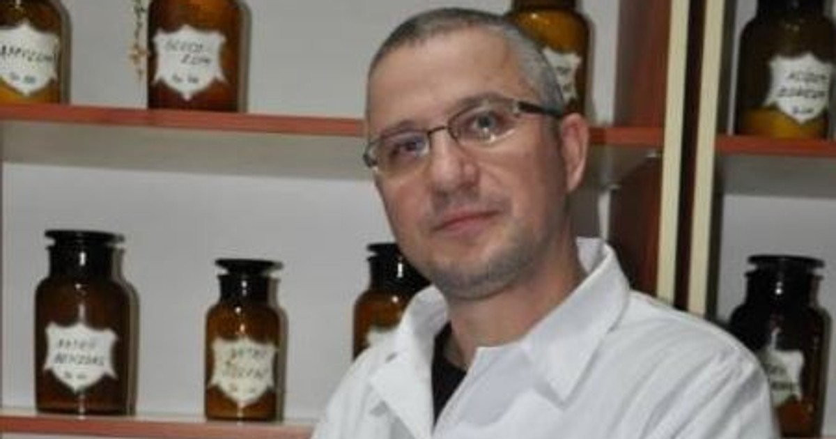 Un farmacist din Gorj prepară medicamente în laborator, așa cum se făcea odinioară