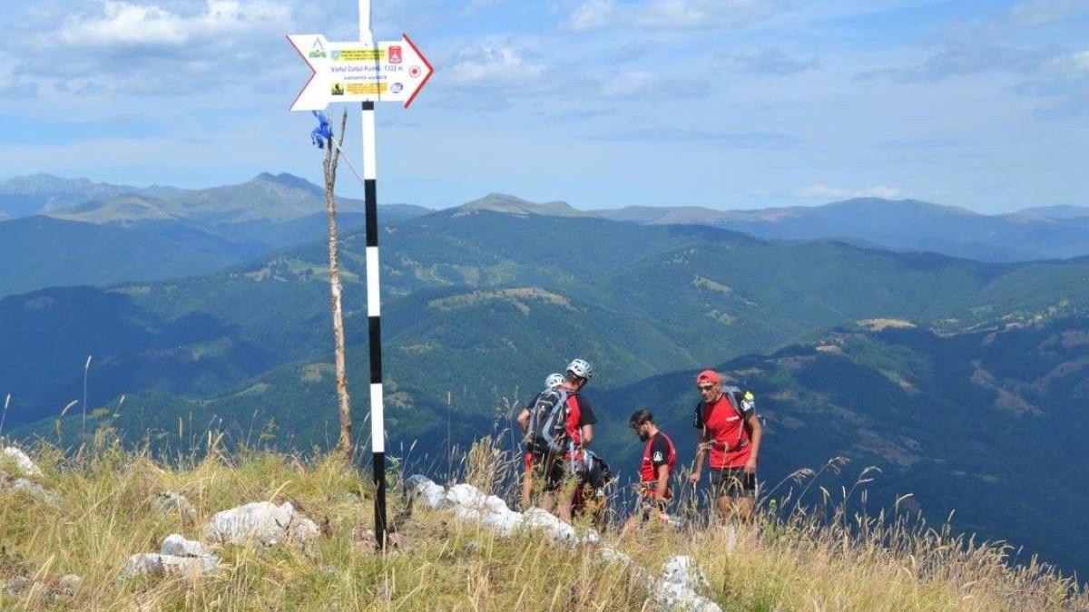 Poză cu patru salvamontiști pe munte
