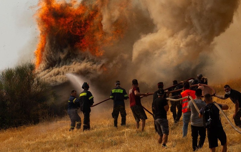 Ploaie de cenușă, incendii masive în noapte și mii de oameni fugiți din calea infernului, în Grecia: „O catastrofă biblică”