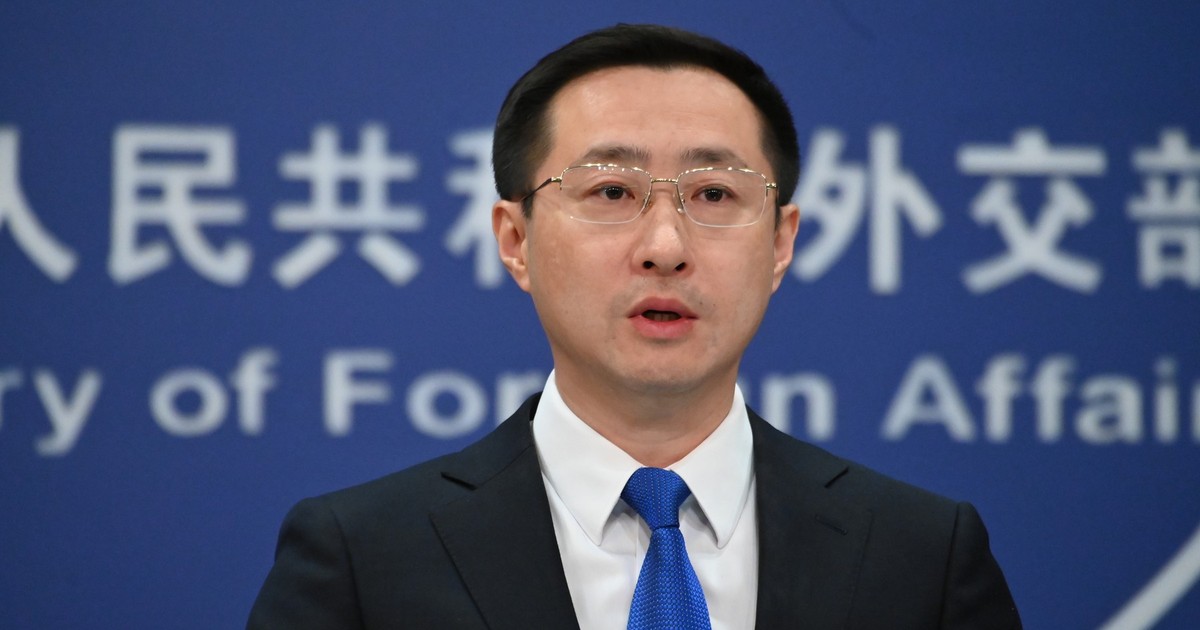 Lin Jian, purtător de cuvânt al Ministerului chinez de Externe, surprins în timp ce vorbește la o conferință de presă