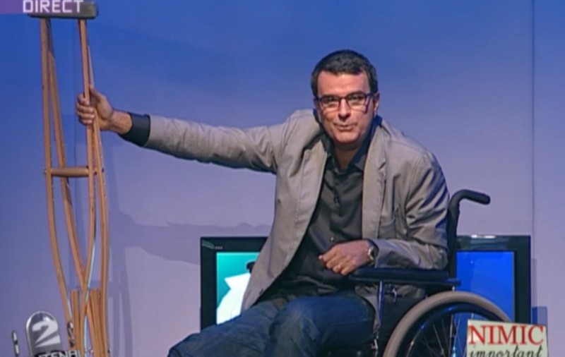 Lucian Mândruţă şi-a început noua emisiune în cârje