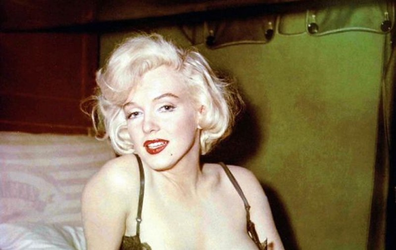 Top 3 cele mai tari fotografii cu Marilyn Monroe în CĂMAŞĂ de NOAPTE! | FOTO