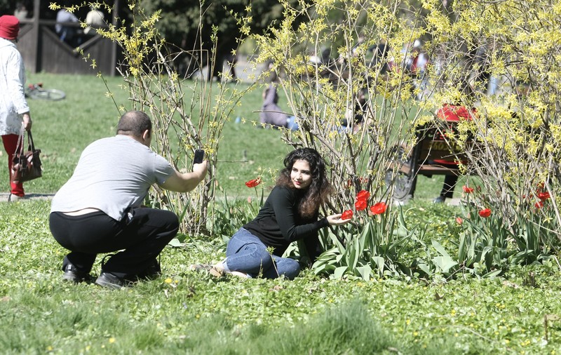 FOTO EXCLUSIV | S-a deschis sezonul la vreme călduroasă. Soarele i-a scos pe oameni din case. Bucureștenii au ieșit la iarbă verde sau au încins grătarele