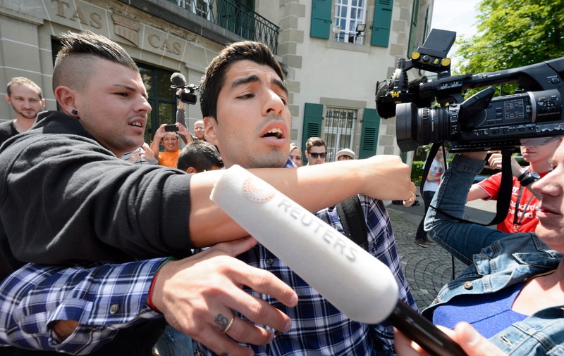 GALERIE FOTO / Luis Suarez provocat să muşte din nou, un fan i-a băgat mâna în gură