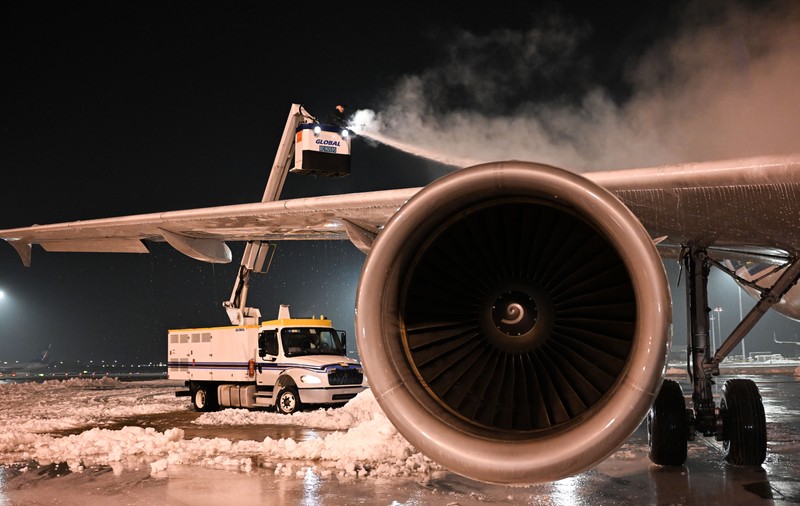 Pasager stropit cu lichid de degivrare. Avionul Delta Air Lines, întors la terminal după incidentul neobișnuit