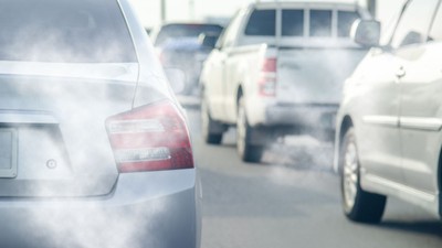 Dieselgate - Mașini care scot fum negru în timp ce se deplasează pe șosea