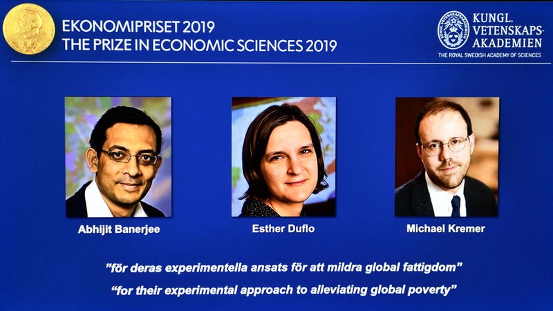 Abhijit Banerjee, Esther Duflo și Michael Kremer (EPA)