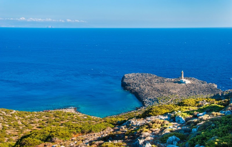 FOTO | Sute de familii ar putea primi bani pentru a se muta pe o insulă de vis din Grecia