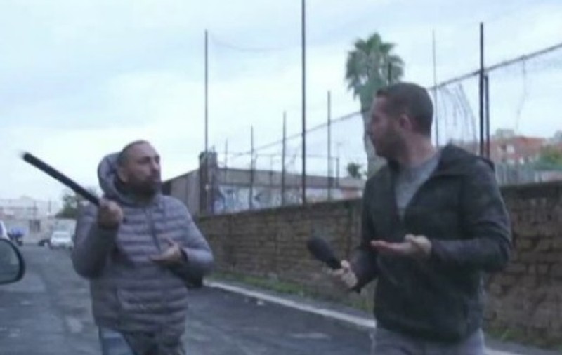 VIDEO | Fratele unui mafiot a lovit un jurnalist, în timpul interviului