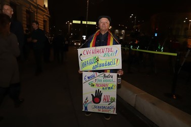 Bărbatul a protestat în fața Bibliotecii Centrale Universitare, în timpul dezbaterii lui Klaus Iohannis