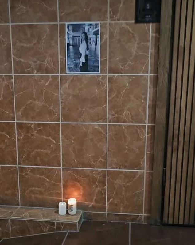Altar de lumânări în blocul unde a trăit fiica lui Igor Cuciuc. Când va fi înmormântată Andreea