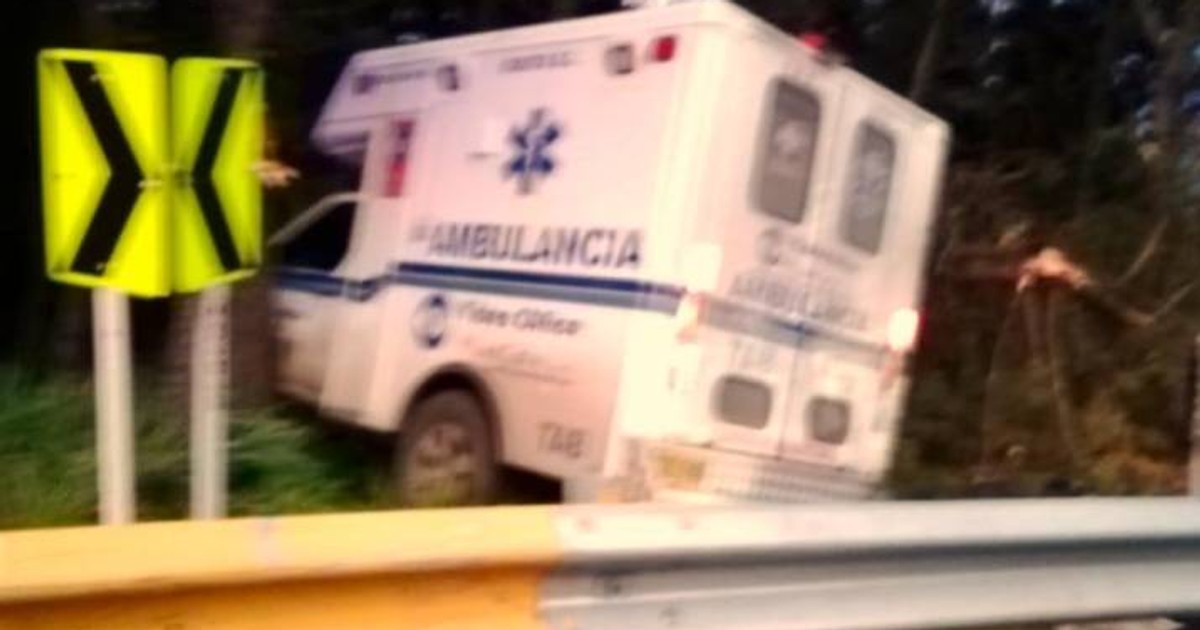 O pacientă a murit într-un accident în ambulanța care îl transporta la spital