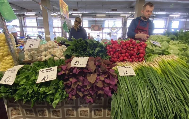 Sondaj: Aproape trei sferturi dintre români preferă să cumpere produse autohtone, chiar dacă sunt mai scumpe 