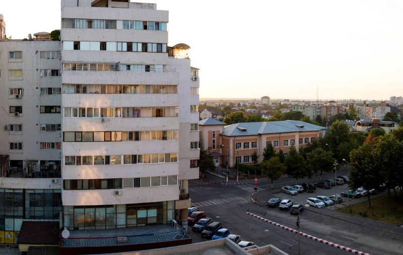 Un pensionar din Buzău a licitat și plătit 22.000 de lei pentru un loc de parcare, pentru un an. Situație absurdă, se plâng aleșii