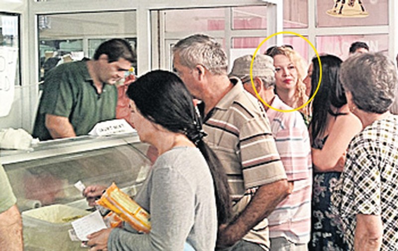 Lis şi Oana, faza verii la mare. O imagine cu multă brânză şi-un pic de verde, de la doamna