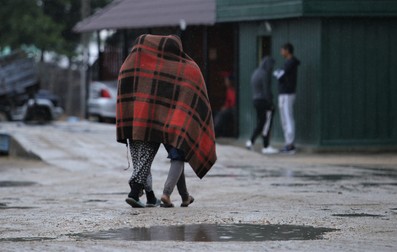 Ploaia nu i-a gonit pe fermieri acasă. ”Suntem datori să ne vindem marfa”, spun ei