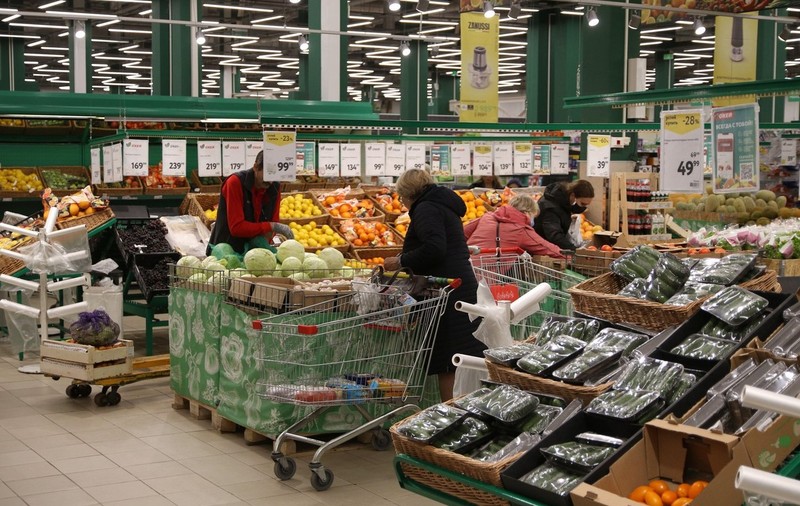 Peste o treime din ruși recunosc că încearcă să cheltuie mai puțin pe alimente, arată un sondaj realizat de o agenție de stat