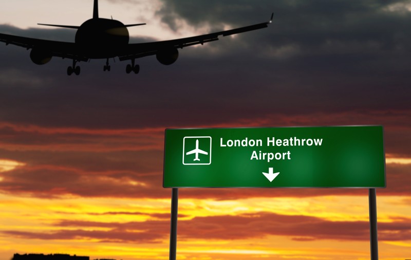 Aeroportul Heathrow, afectat de incendiile care au izbucnit lângă Londra. Fumul a ajuns pe piste și pune în pericol zborurile