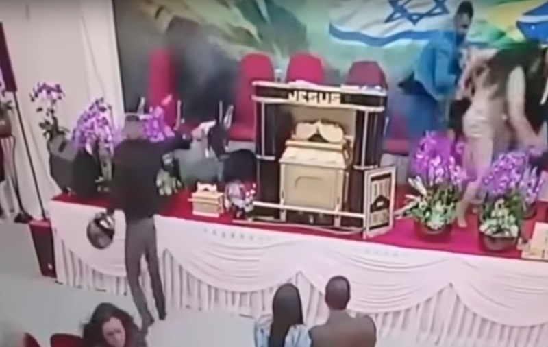 Scene incredibile în Brazilia: un pastor a fost împușcat în timpul predicii! În mod miraculos, el a scăpat cu viață | VIDEO