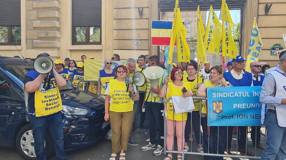 Sindicaliștii din Educație protestează în fața Ministerului Educației