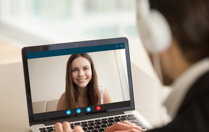 Cum să faci apeluri video cu cei dragi. Aplicatii usor de folosit pentru video call de acasă