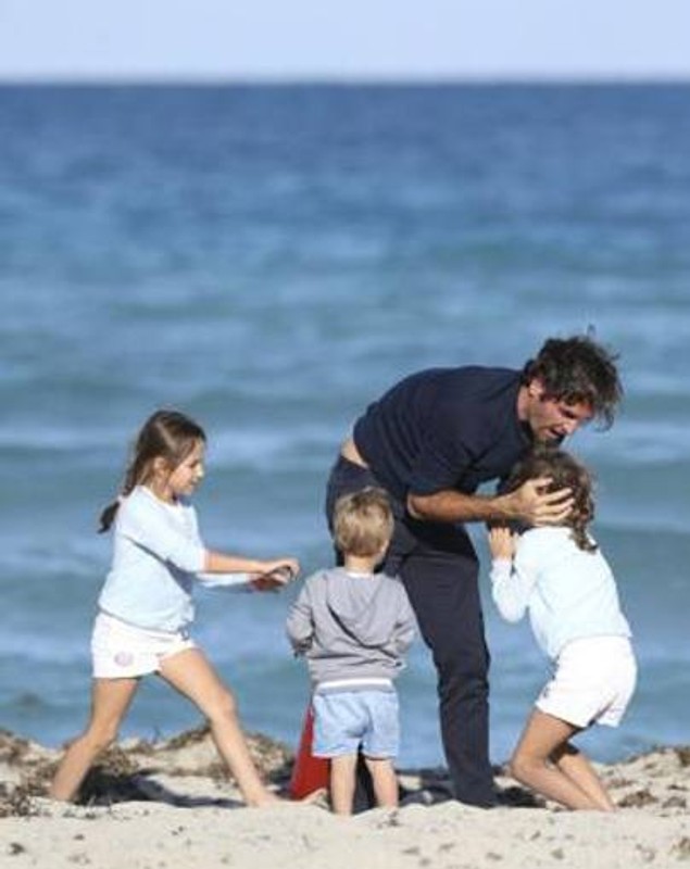 Federer și-a scos fetele la plajă. Campionul elvețian se relaxează la Miami / GALERIE FOTO