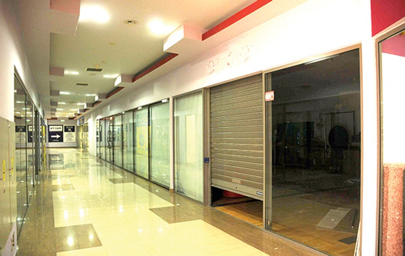 Judecătoria din Vaslui se mută la mall. Avocații se tem că arestații vor trece pe lângă piscină