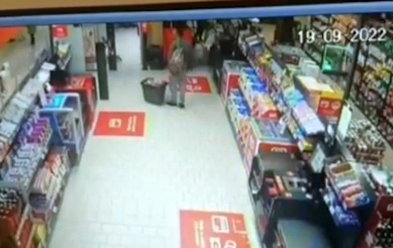 Bărbat cercetat pentru furt, după ce a umplut un coş cu alimente de sute de lei. Ce metodă inedită a folosit | VIDEO