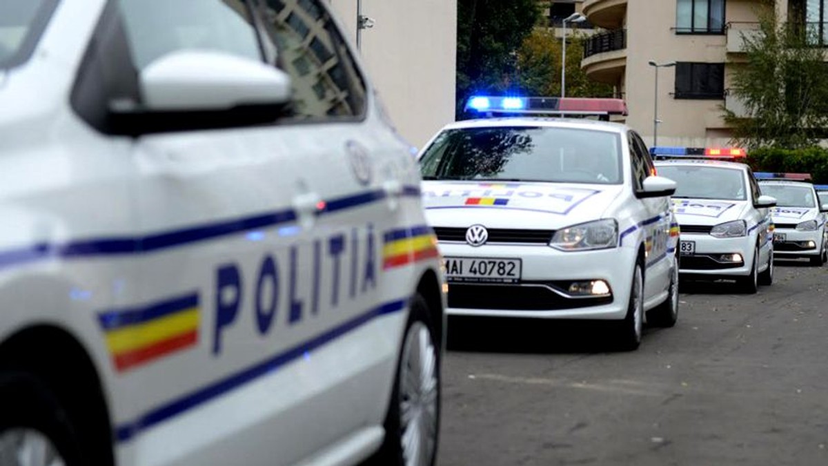 Un bărbat din București s-a urcat pe un stâlp și a amenințat că se sinucide