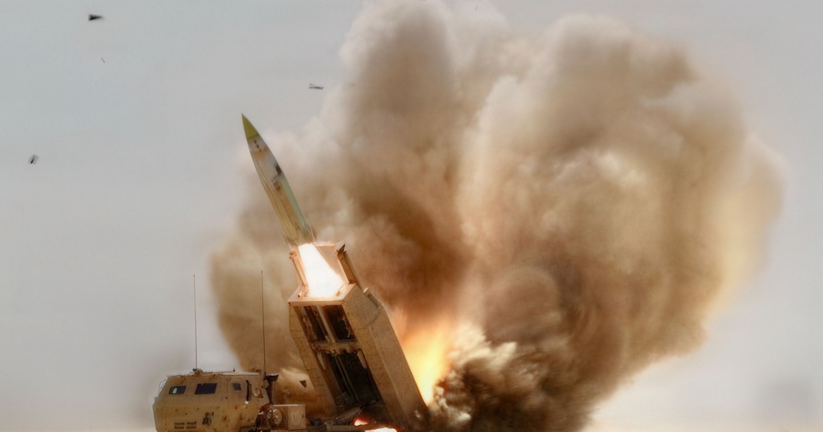 Un sistem de rachete de artilerie de înaltă mobilitate (HIMARS) al Armatei SUA lansează rachete împotriva navelore iraniene. Foto: Hepta