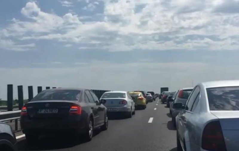 Infotrafic: Trafic intens spre litoral, se circulă în coloană