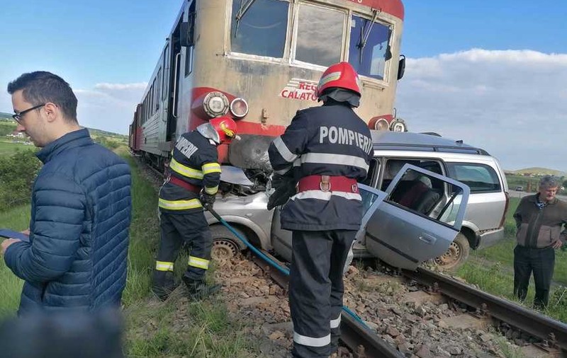 Accident grav în Iași. Un bărbat a murit după ce mașina în care se afla a fost lovită de tren