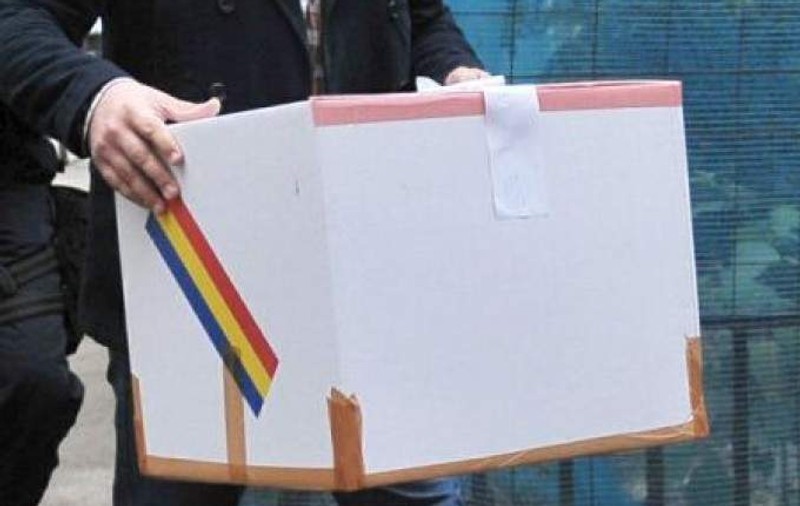 Doi doljeni s-au ales cu dosar penal pentru că au votat în locul unei femei. Soțul ei a semnat pe listele electorale, altcineva a pus ștampila