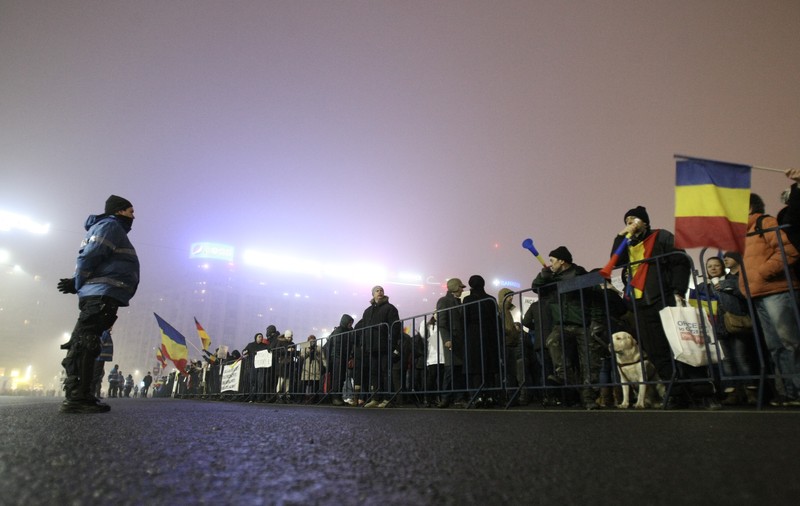 UPDATE. Protestul din fața Guvernului s-a încheiat. Peste 25.000 de oameni au protestat luni în Capitală / FOTO&VIDEO