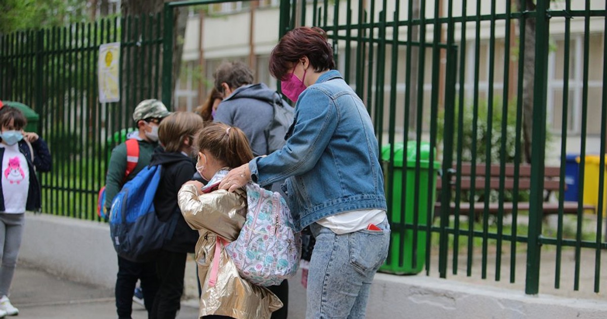 VIDEO Decizia privind reluarea cursurilor care îi nemulțumește și pe elevi, și pe părinți, și pe profesori. „Ne-a pus unii împotriva celorlalți”