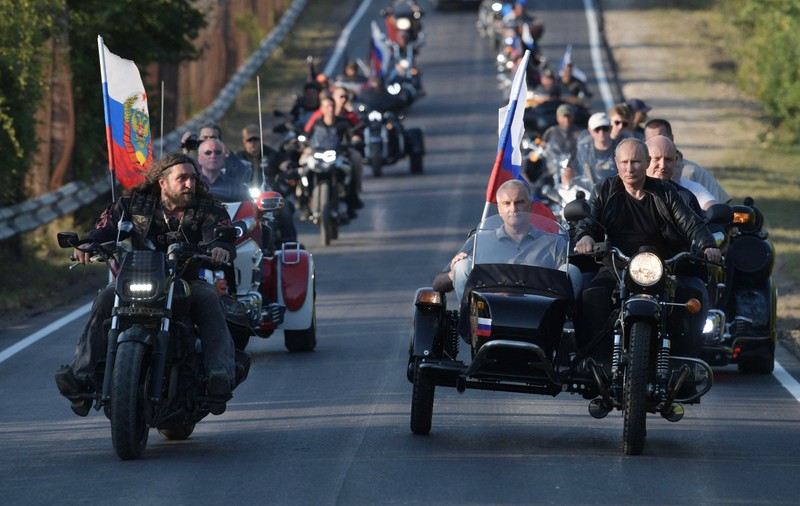 „Lupii nopții”, motocicliștii ultranaționaliști prieteni cu Vladimir Putin, au plecat într-un „raliu patriotic” de la Moscova spre Berlin