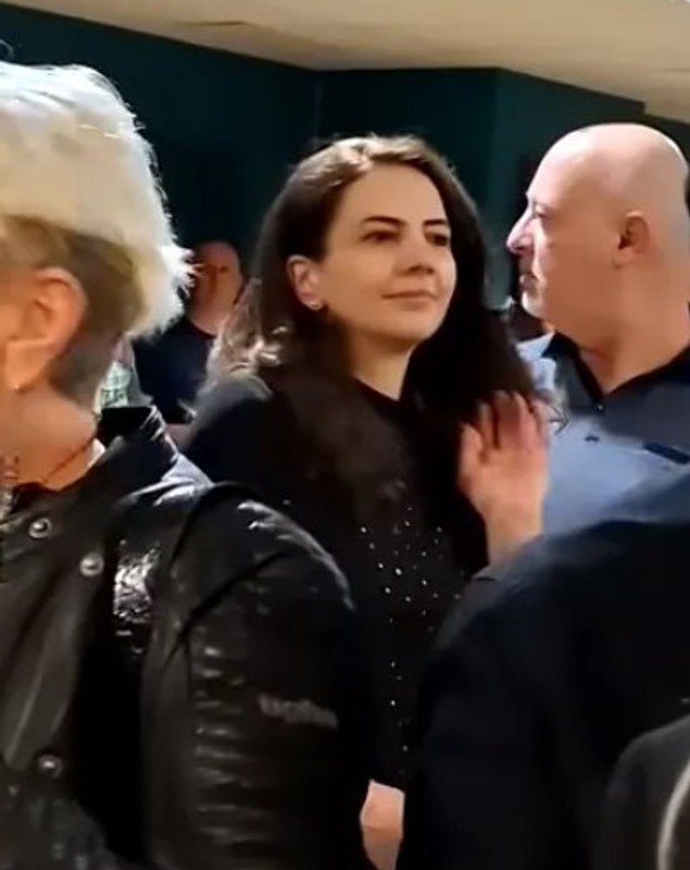 Cum a apărut Alina, văduva lui Gabriel Cotabiță, la 6 luni de la moartea artistului. Nu a renunțat la doliu și a fost surprinsă plângând