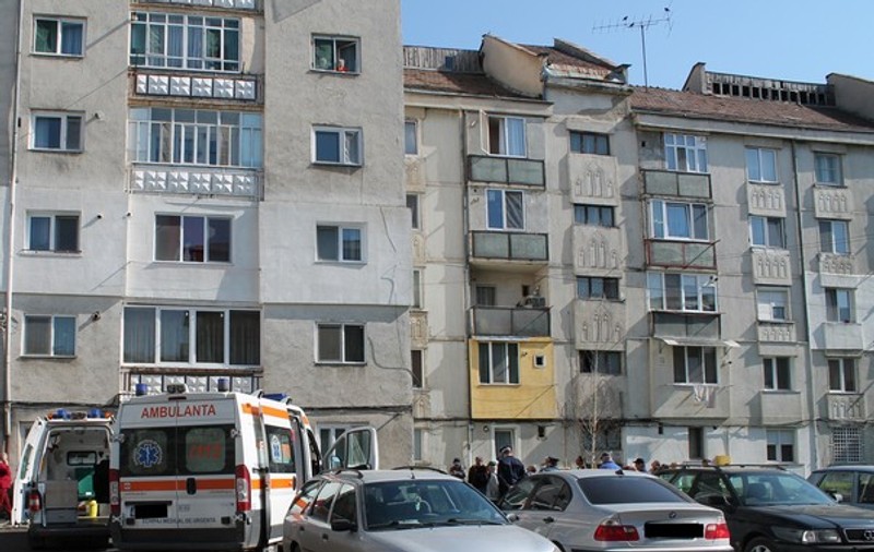 S-a aruncat de la etajul 5 pentru că îi era dor de vechea lui casă