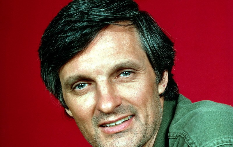 Nu ai cum să nu-ţi aminteşti de Hawkeye Pierce din M.A.S.H.! Vezi cum arată actorul Alan Alda ACUM, la 77 de ani! FOTO