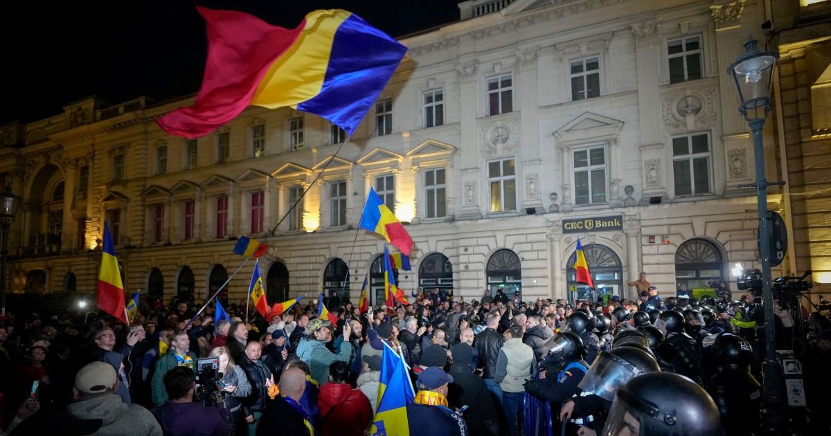 Zeci de sustinatori ai candidatului independent la presedintie, Calin Georgescu, protesteaza dupa ce au aflat ca a fost invalidata candidatura acestuia la alegerile prezidentiale, in fata Biroului Electoral Central, duminica, 9 martie 2025.