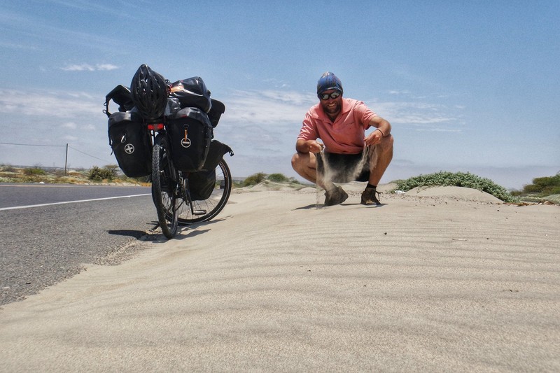Radu Păltineanu, traversând deșertul dintre Piura şi Chiclayo, în timpul expediției în Americi | Foto: Facebook/Radu Păltineanu