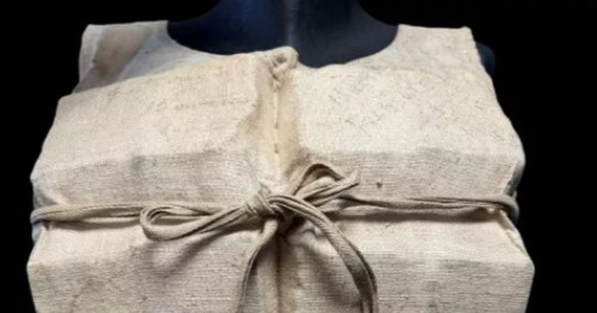 O vestă de salvare, cu mai multe buzunare plină cu plută, purtată de un supraviețuitor al dezastrului de pe Titanic, a fost scoasă la licitație, 2026