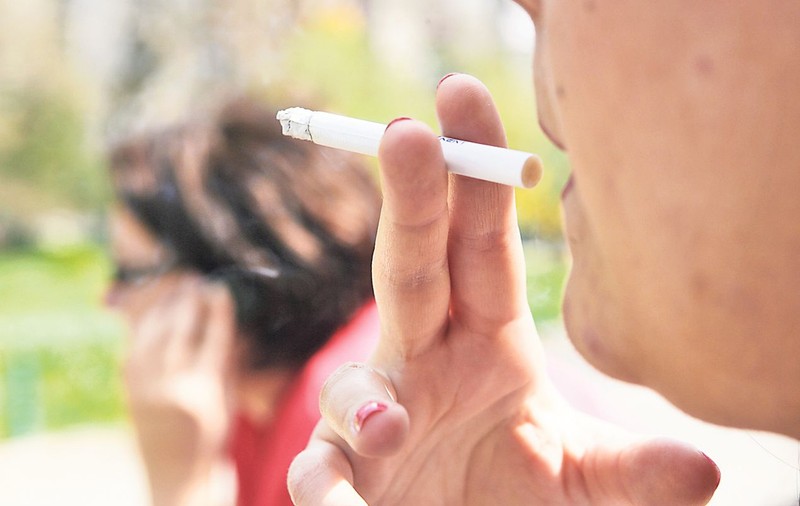 Eşti fumător? Nu vei mai avea voie cu ţigara aprinsă în spaţiile publice