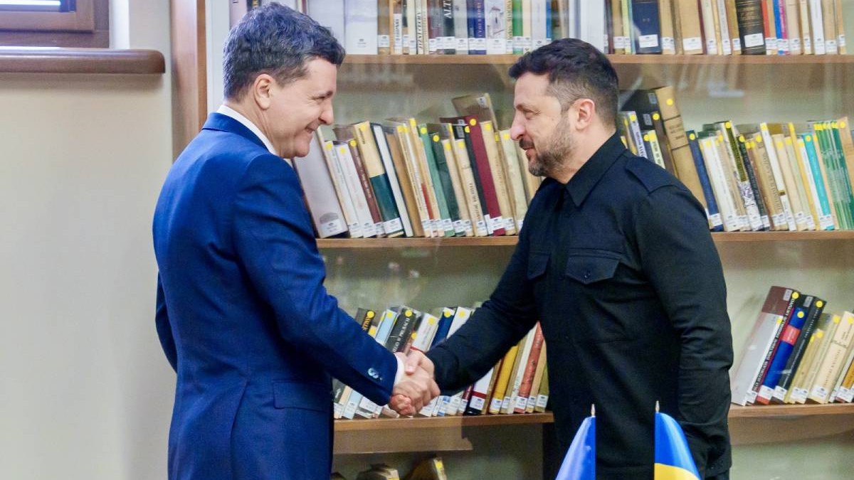 Nicușor Dan (stânga) și Volodimir Zelenski (dreapta) surprinși în timp ce-și strâng mâna la Vilnius, înainte de discuții - 2 iunie 2025