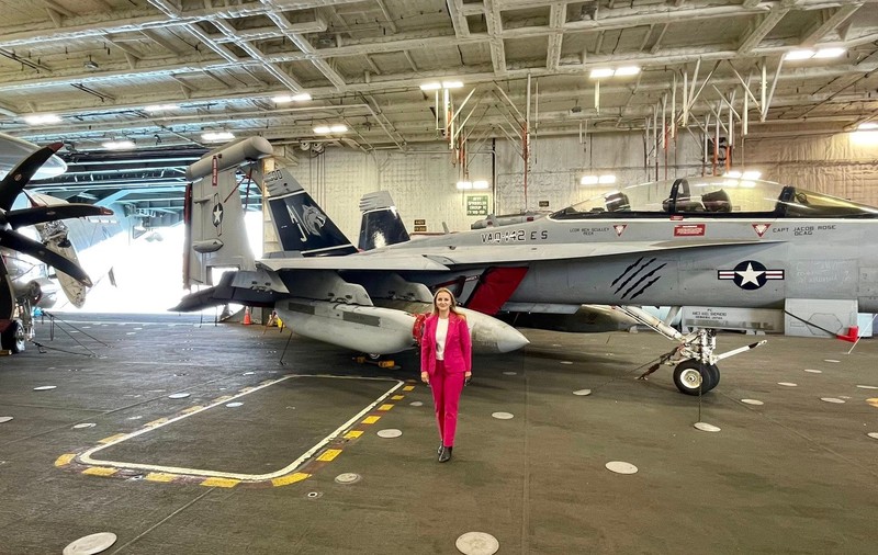 O româncă a urcat pe cel mai mare portavion din lume, USS Gerald R. Ford: „Permite decolarea unui avion de război în doar 10 secunde”