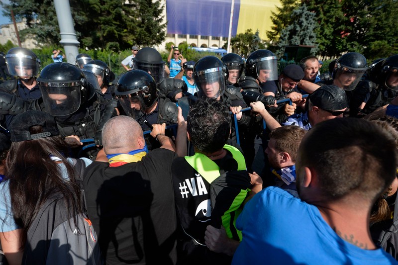 Primele incidente. Jandarmii împing protestatarii în perimetrul dedicat demonstrațiilor | Foto: Hepta