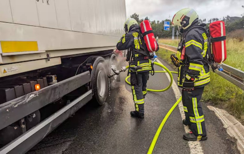 Un șofer român de TIR a abandonat camionul pe autostradă și a fugit pe jos, poliția îl caută de două zile, în Olanda